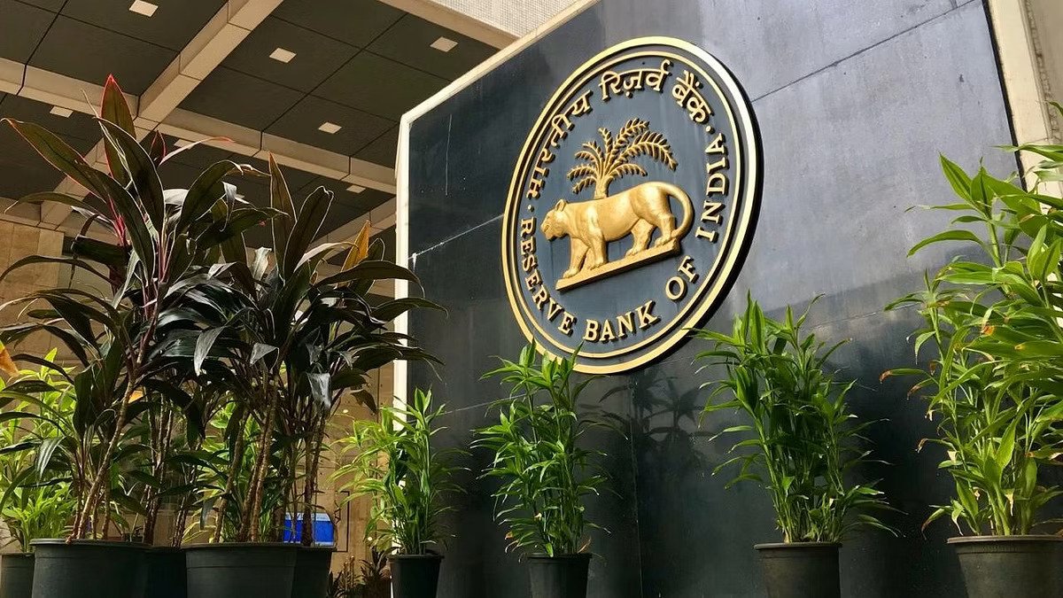 RBI Action on Banks:એક કોટક મહિન્દ્રા બેંક જ નહીં, આ લોકોની સામે પણ ચાલ્યું RBIનું ચાબુક https://www.pravinews.com/business/rbi-action-on-banks-not-only-one-kotak-mahindra-bank-rbis-whip-went-against-these-people-too-5202