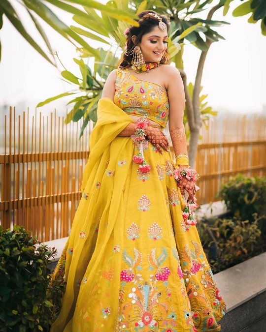 Tips To Choose Outfit for Haldi Function : હલ્દી ફંક્શના કપડાં પસન્દ કરવા સમયે અપાનવો આ ટિપ્સ દેખાશો સ્ટાઈલિશ અને સુંદર https://www.pravinews.com/lifestyle/fashion-news/tips-to-choose-outfit-for-haldi-function-follow-these-tips-while-choosing-haldi-function-clothes-to-look-stylish-and-beautiful-3771