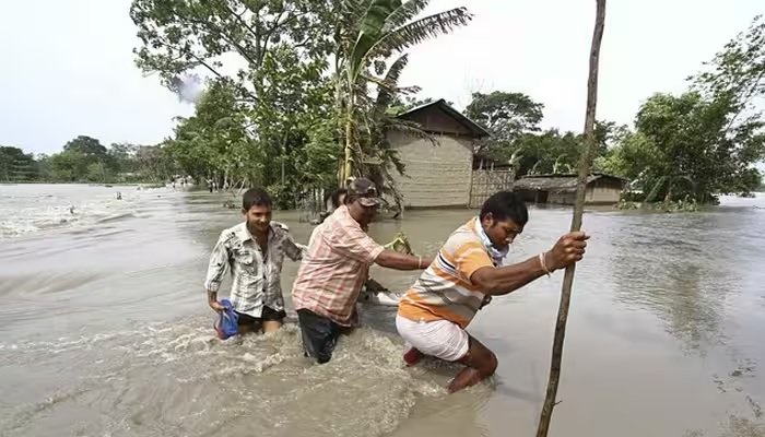 Flood In Assam : આસામના નવ જિલ્લાઓમાં પૂરથી તબાહી: બે લાખથી વધુ લોકો અસરગ્રસ્ત, ઘણા વિસ્તારોમાં જીવન સંપૂર્ણ ઠપ https://www.pravinews.com/world-news-in-gujarati/flood-in-nine-districts-of-assam-from-remal-several-died-two-lakh-people-affected-10157