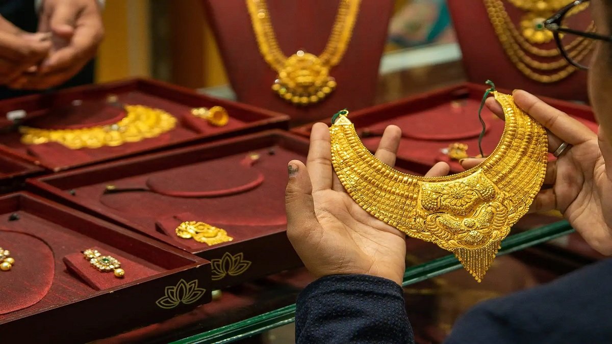 Gold Price Today: સોનાના ભાવમાં આવ્યો મોટો કડાકો, શું હજી ભાવમાં થશે ઘટાડો ? https://www.pravinews.com/business/gold-price-today-there-has-been-a-big-crash-in-the-price-of-gold-will-the-price-still-fall-6145