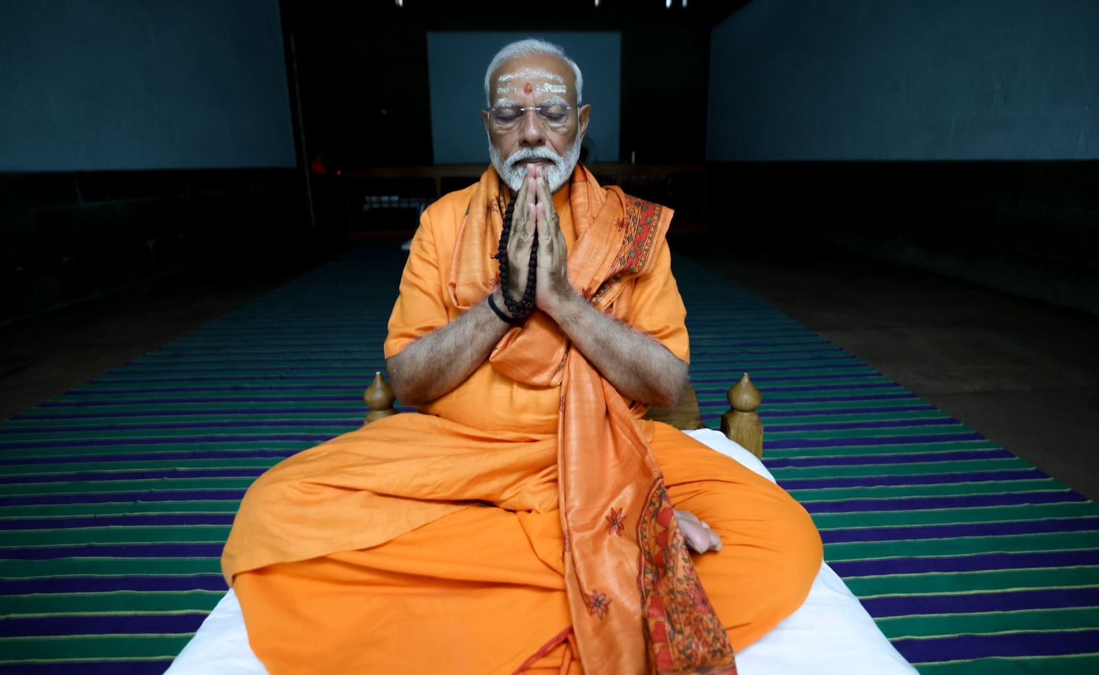 PM Modi Meditation In Kanyakumari: કન્યાકુમારીમાં PM મોદી થયા ધ્યાનમાં મગ્ન, વિપક્ષને લાગ્યા મરચા https://www.pravinews.com/world-news-in-gujarati/pm-modi-meditation-in-kanyakumari-pm-modi-45-hour-meditation-continues-taking-only-liquid-diet-10130