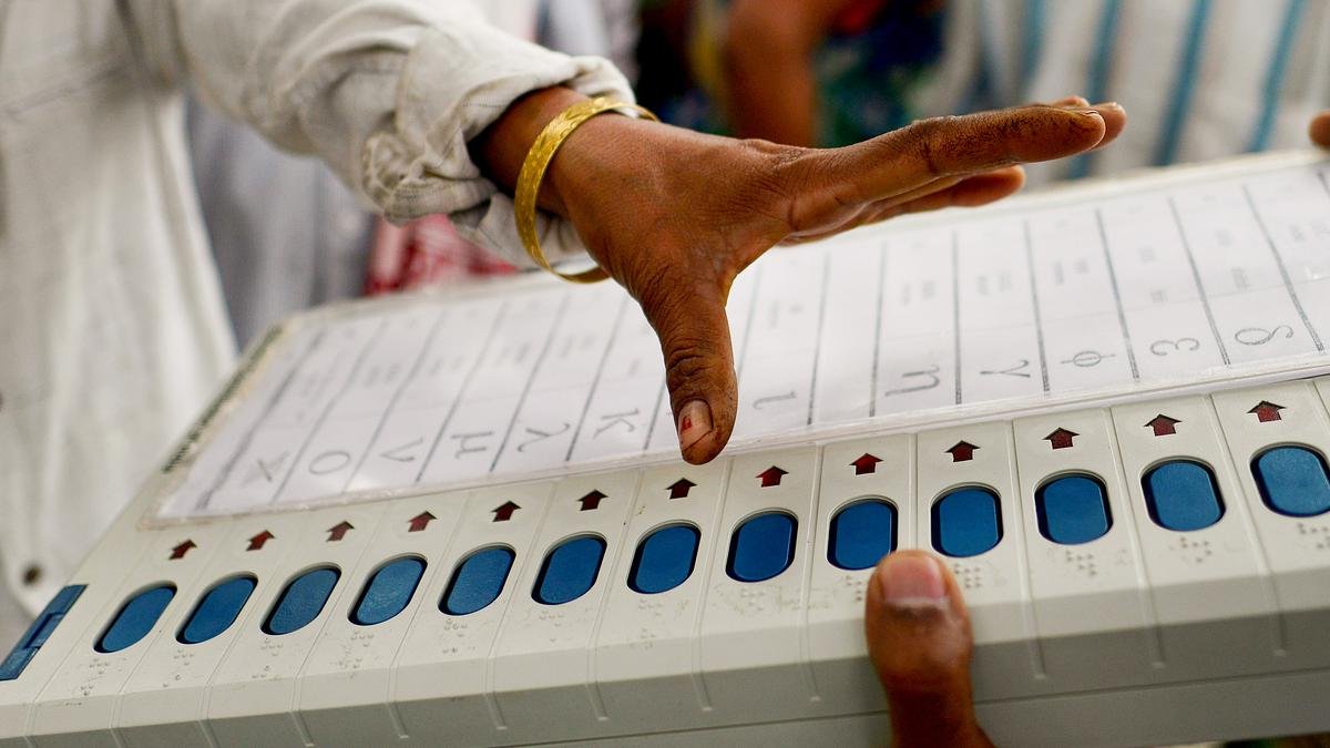 Vadodara Lok Sabha Election : પાદરા વાસીઓએ નિભાવ્યો નાગરિક ધર્મ, કયું આવું અનોખું કામ https://www.pravinews.com/elections/vadodara-news-wife-dead-despite-husband-arrived-to-cast-vote-with-daughters-in-padara-7220