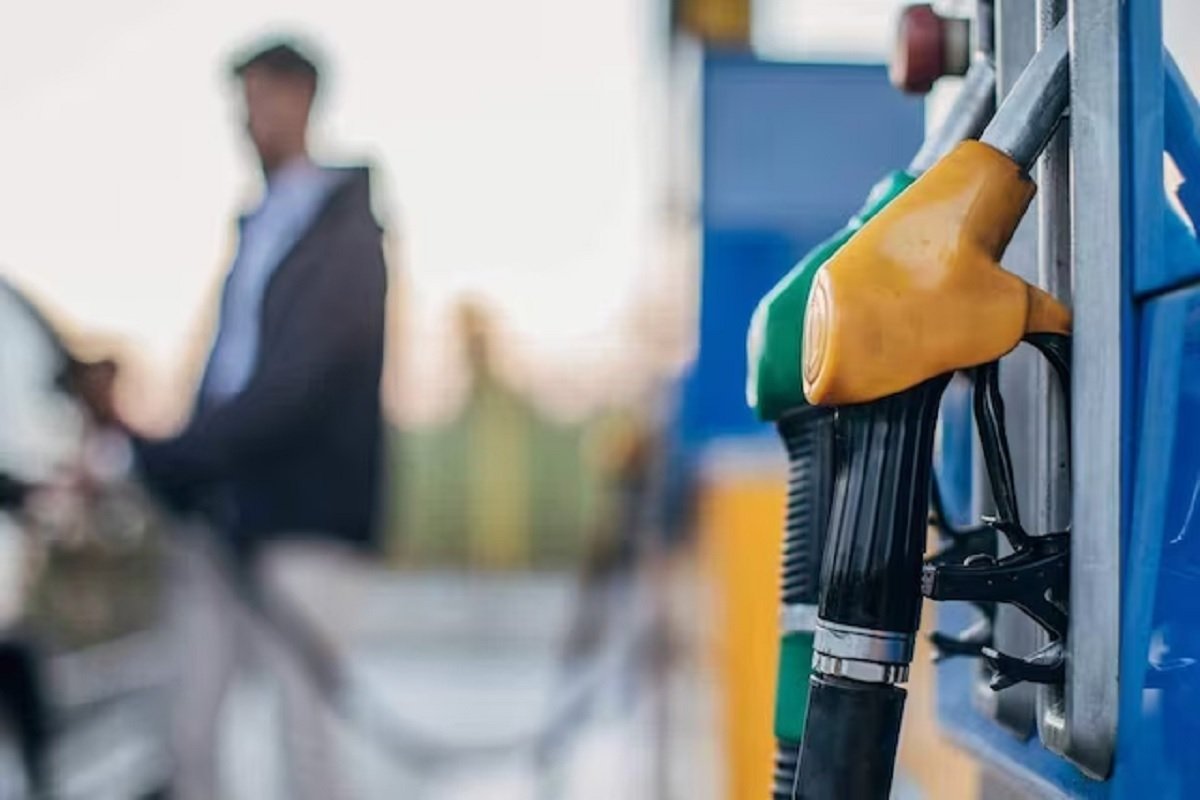 Petrol Diesel PriceToday: ચૂંટણીના માહોલ વચ્ચે પેટ્રોલ અને ડીઝલના ભાવમાં થયો ફેરફાર, તપાસો નવા ભાવ https://www.pravinews.com/business/petrol-diesel-price-today-7-may-2024-tuesday-check-fuel-price-in-gujarat-6638