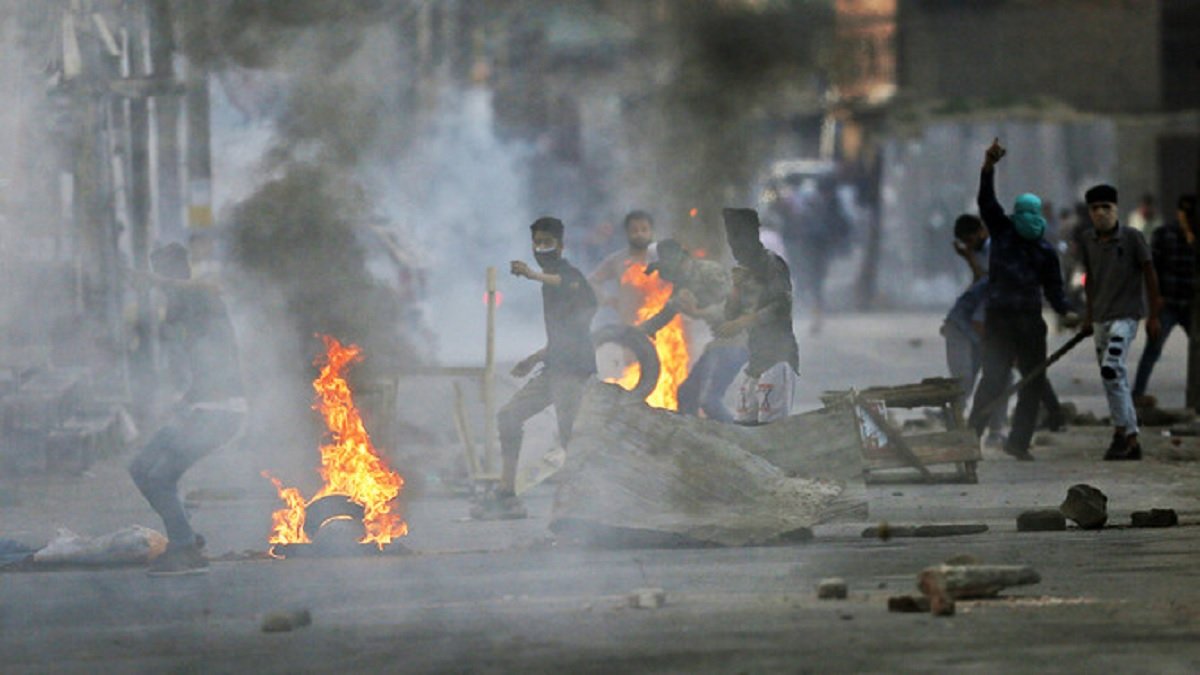 PoK Violent Protest: શા માટે POKમાં થઇ રહ્યો છે હોબાળો, બજારો બંધ, રસ્તાઓ નિર્જન, જાણો શું છે કારણ https://www.pravinews.com/international-news/pakistan-occupied-kashmir-boiling-police-officer-lynched-another-people-died-violent-protest-over-inflation-turned-violent-7888