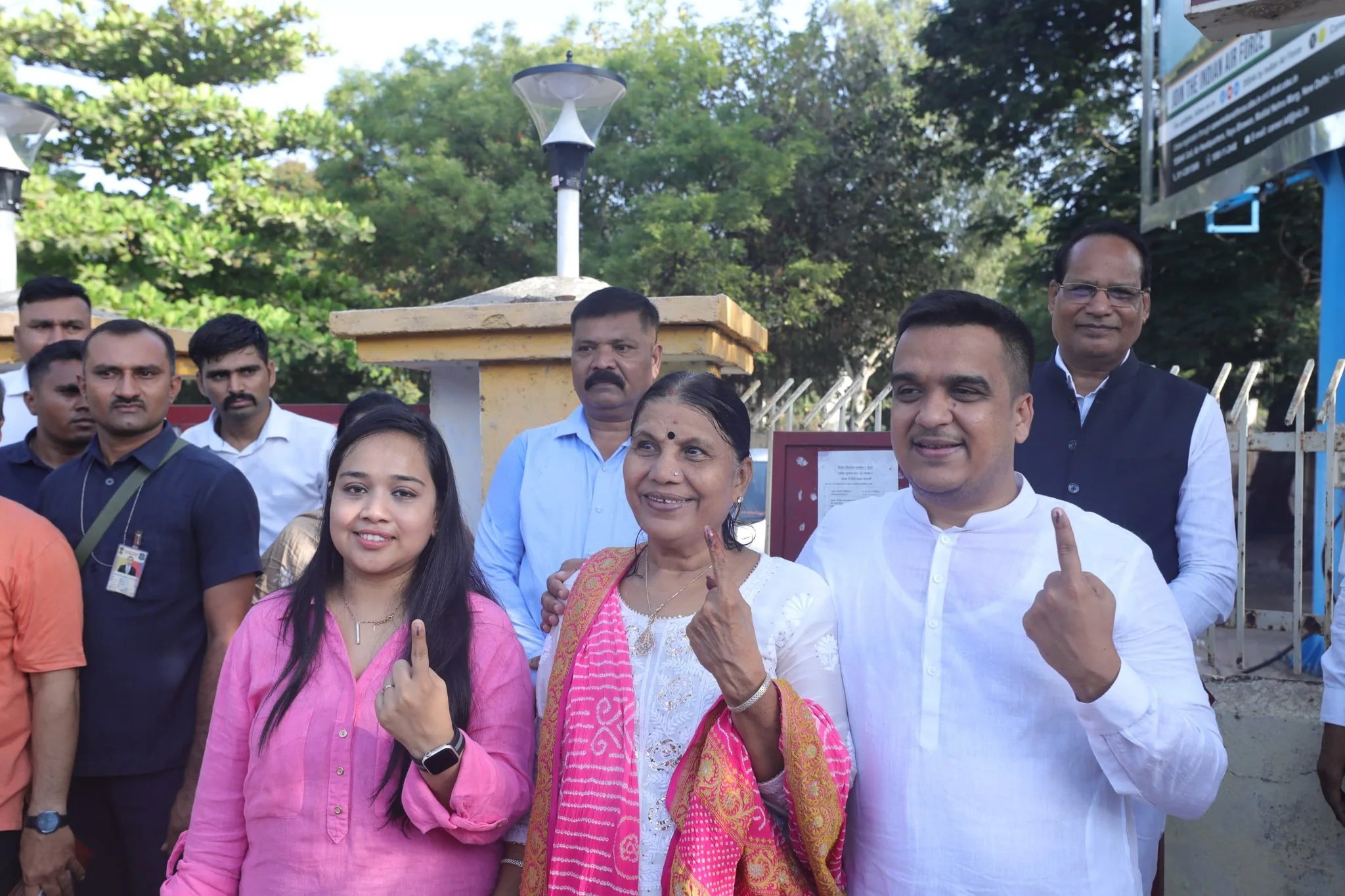 Lokshabha election : હર્ષ સંઘવીએ પરિવાર સાથે કર્યુ મતદાન ઢોલ-નગારાના તાલે https://www.pravinews.com/elections/lok-sabha-election-2024/lok-sabha-election-harsh-sanghvi-voted-with-his-family-to-the-beat-of-drums-6738