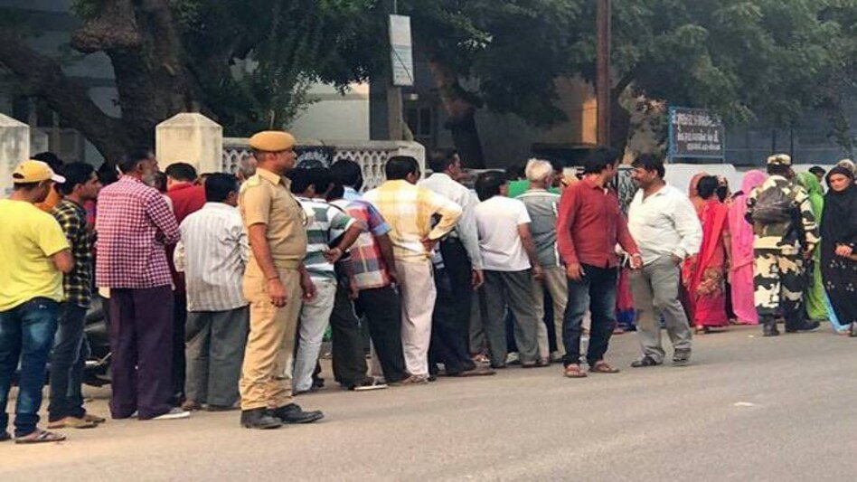 Lok Sabha Election : વહેલી સવારથી જામનગરમાં મતદારોની લાંબી કતારો, આ કારણે રખાયો છે ચુસ્ત પોલીસ બંદોબસ્ત https://www.pravinews.com/elections/lok-sabha-election-2024/jamnagar-east-lok-sabha-election-2024-long-queues-of-voters-since-early-morning-in-randalnagar-6904