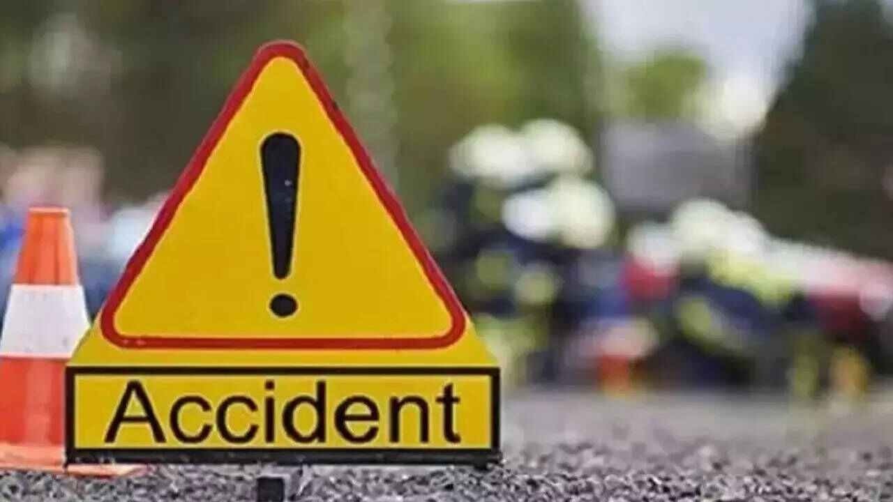 Sabarkantha Road Accident: સાબરકાંઠામાં માર્ગ અકસ્માતમાં ગયો એક યુવાનનો જીવ, ગ્રામજનોએ હાઈવે બ્લોક કરી કર્યું આવું કામ https://www.pravinews.com/gujarat-news/sabarkantha-villagers-sets-police-officals-vehicle-on-fire-after-a-man-died-in-an-accident-9409