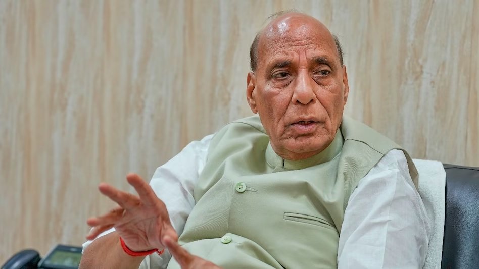 Rajnath Singh : સંસદ સત્ર પહેલા રક્ષા મંત્રી રાજનાથ સિંહના નિવાસસ્થાને આજે મોટી બેઠક, આ મુદ્દાઓ પર ચર્ચા થઈ શકે છે https://www.pravinews.com/world-news-in-gujarati/a-meeting-of-group-of-ministers-to-take-place-at-defence-minister-rajnath-singh-residence-13322