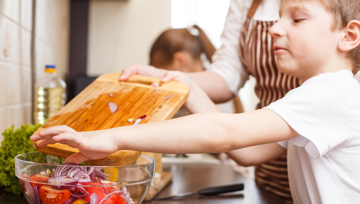 Safety Tips For Kitchen: રસોડામાં બાળકો સાથે હોય ત્યારે રસોઈ બનાવવી ખતરનાક છે, તો આ ભૂલોને ટાળવી જોઈએ https://www.pravinews.com/food/cooking-while-children-are-in-the-kitchen-is-dangerous-so-avoid-these-mistakes-14471