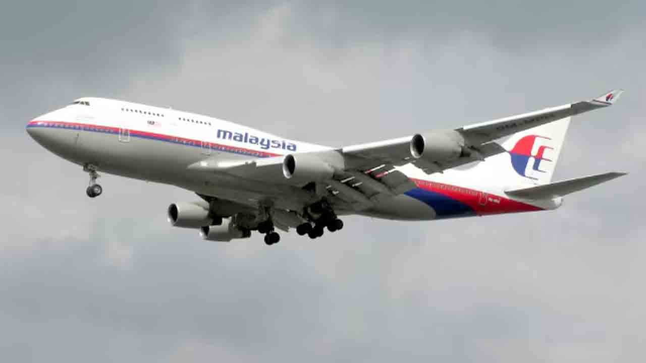 Malaysia Airlines: દિલ્હીથી મલેશિયા જઈ રહેલી ફ્લાઈટમાં એન્જિન ફેલ થતાં, હૈદરાબાદમાં ઈમરજન્સી લેન્ડિંગ કરવામાં આવ્યું https://www.pravinews.com/world-news-in-gujarati/flight-from-hyderabad-to-kuala-malaysia-airlines-makes-emergency-landing-in-hyderabad-due-to-engine-failure-13817