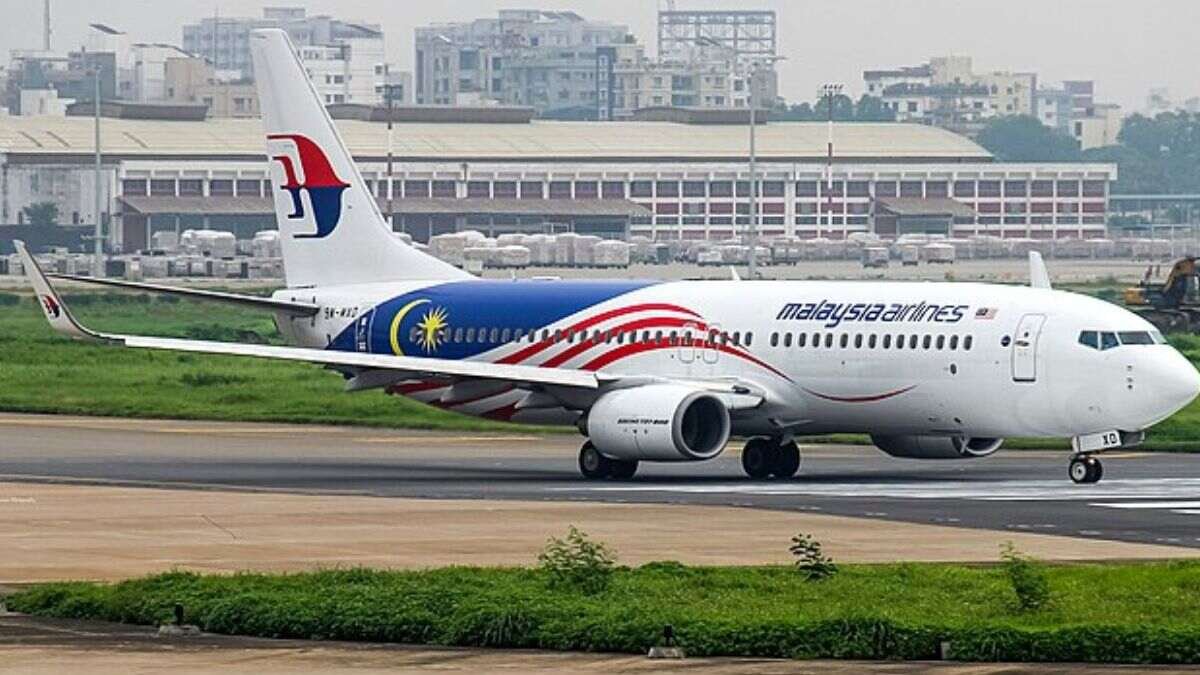 Malaysia Airlines: દિલ્હીથી મલેશિયા જઈ રહેલી ફ્લાઈટમાં એન્જિન ફેલ થતાં, હૈદરાબાદમાં ઈમરજન્સી લેન્ડિંગ કરવામાં આવ્યું https://www.pravinews.com/world-news-in-gujarati/flight-from-hyderabad-to-kuala-malaysia-airlines-makes-emergency-landing-in-hyderabad-due-to-engine-failure-13817