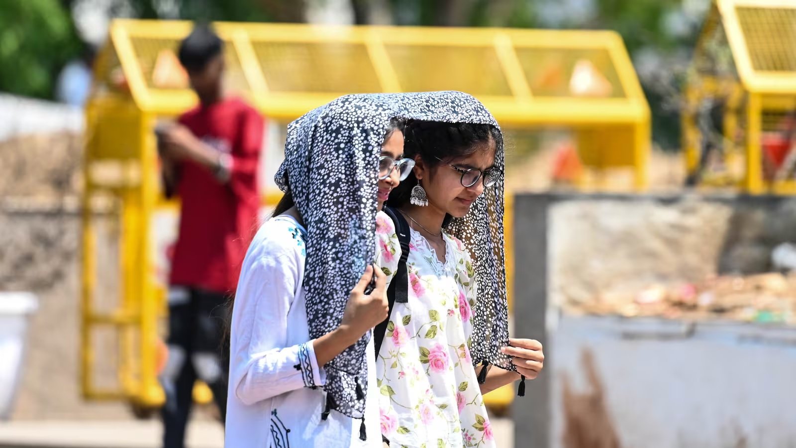 Heat Wave Alert : દિલ્હી-યુપી-બિહાર સહિત આ રાજ્યોમાં ગરમી નો કહેર યથવાત રહેશે, ત્રણ દિવસ માટે હીટ વેવનું એલર્ટ https://www.pravinews.com/world-news-in-gujarati/heat-wave-alert-heat-wave-alert-for-next-three-days-by-imd-in-many-states-including-delhi-up-and-bihar-12874