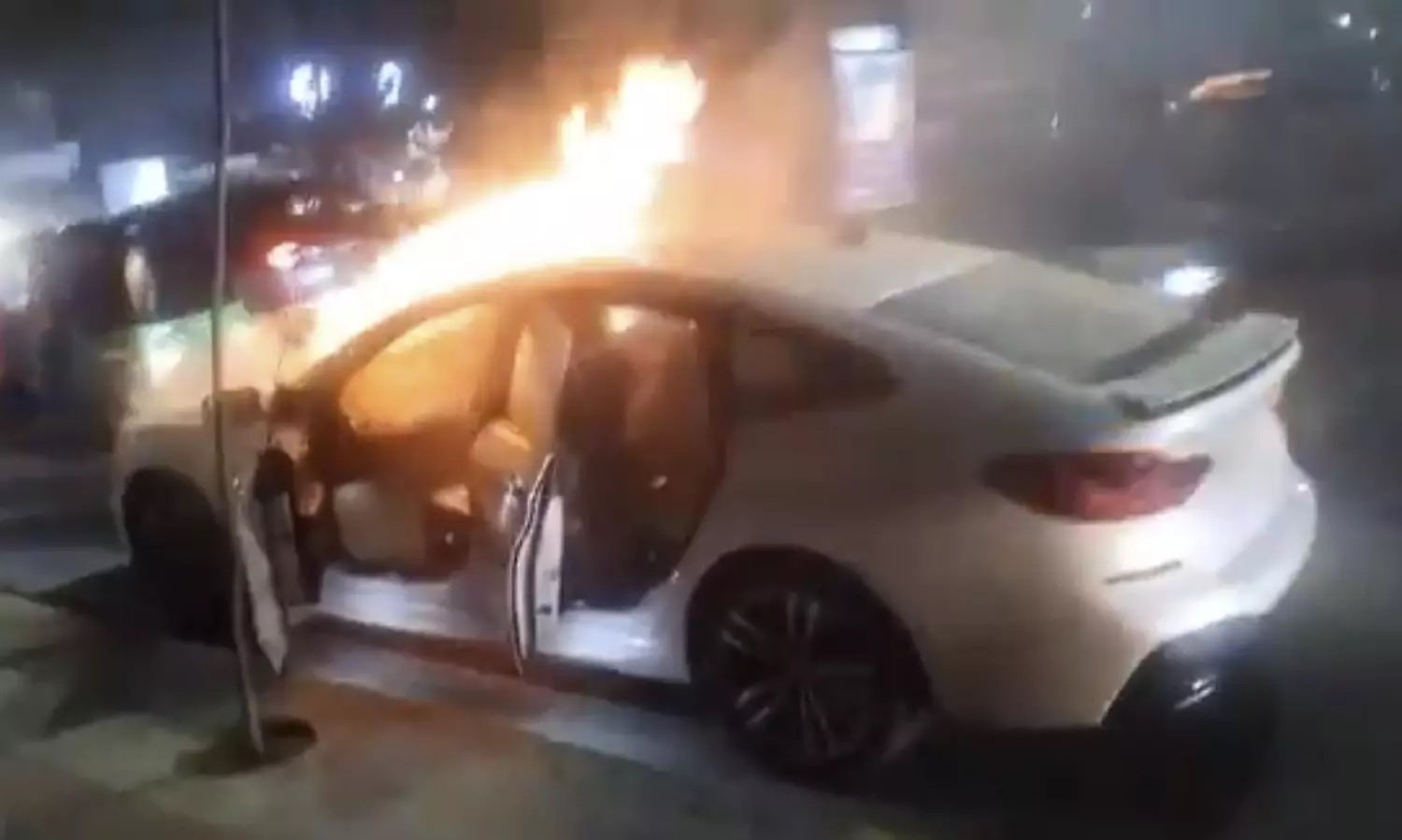 BMW Car Catches Fire : BMW કાર ભડકે બારી, જીવ બચાવવા લોકો કૂદી પડ્યા https://www.pravinews.com/world-news-in-gujarati/hyderabad-moving-bmw-car-catches-fire-on-road-occupants-quickly-exited-vehicle-12760