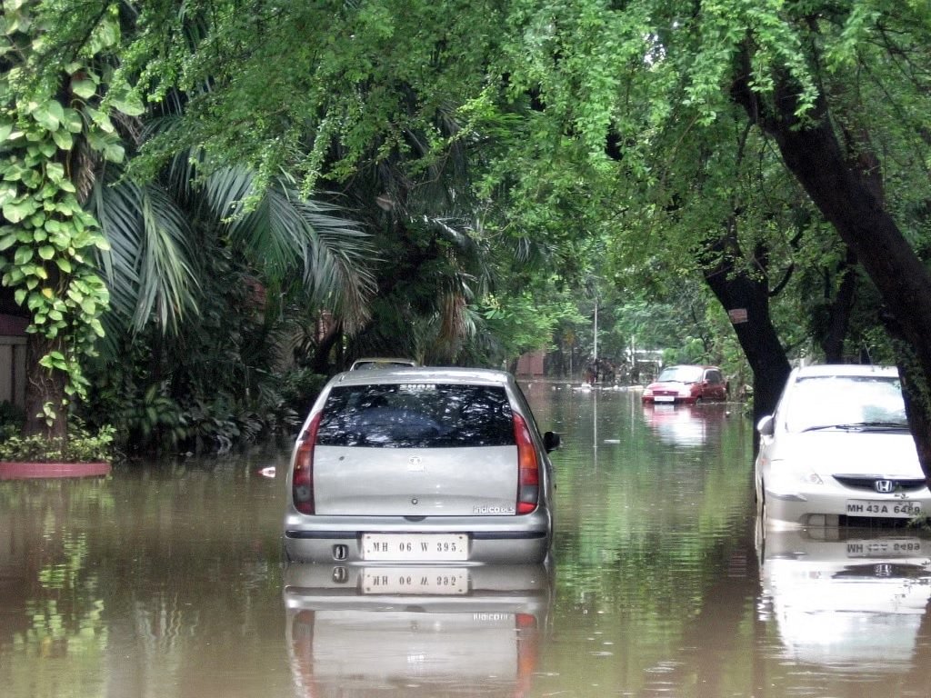 Car Safety Tips: તમારી કાર પાણીમાં ફસાઈ જાય તો શું કરવું અને શું ન કરવું https://www.pravinews.com/automobile/if-your-car-stuck-in-water-follow-these-car-safety-tips-to-avoid-major-damage-16274