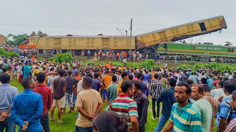 Bengal Train Accident: બંગાળ ટ્રેન અકસ્માતમાં ફરી મોટા સમાચાર આવ્યા સામે, ટ્રેનની ઓપરેટિંગ સિસ્ટમ પર પણ સવાલો ઉભા થયા. https://www.pravinews.com/world-news-in-gujarati/investigation-report-revealed-negligence-of-goods-train-crew-and-also-questions-raised-on-train-operating-system-14129