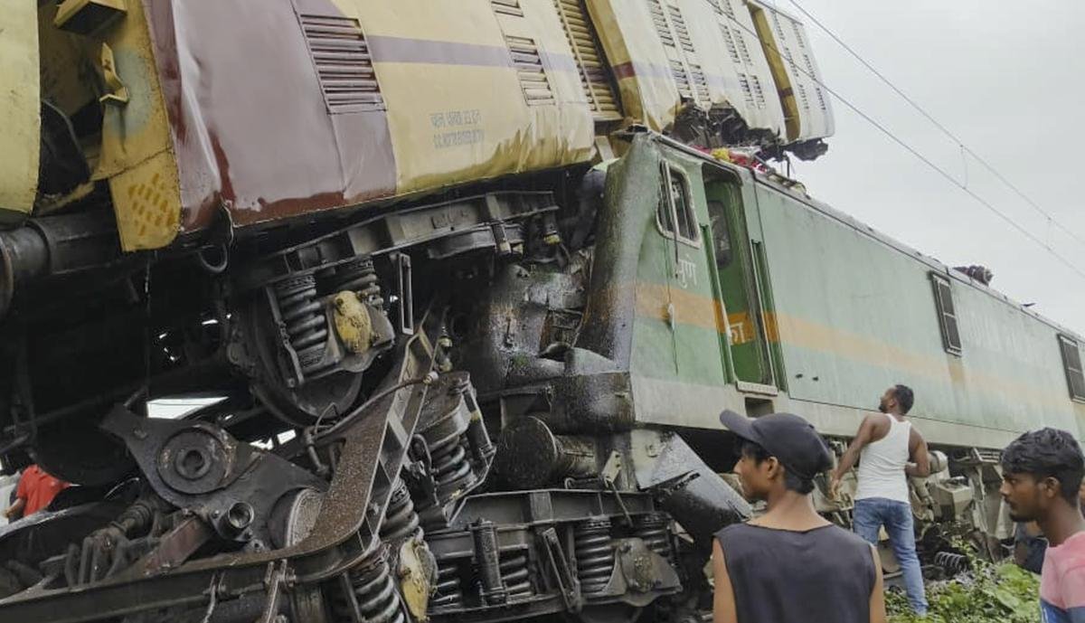 Kanchanjunga Express Accident: જલપાઈગુડી રેલ દુર્ઘટના કરવામાં આવ્યો મોટો ખુલાસો, કોની છે બેદરકારી? https://www.pravinews.com/world-news-in-gujarati/kanchanjunga-express-accident-train-driver-collision-behind-sealdah-new-jalpaiguri-automatic-signal-failed-13246