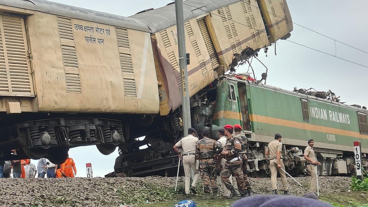 Kanchanjunga Express Accident: જલપાઈગુડી રેલ દુર્ઘટના કરવામાં આવ્યો મોટો ખુલાસો, કોની છે બેદરકારી? https://www.pravinews.com/world-news-in-gujarati/kanchanjunga-express-accident-train-driver-collision-behind-sealdah-new-jalpaiguri-automatic-signal-failed-13246