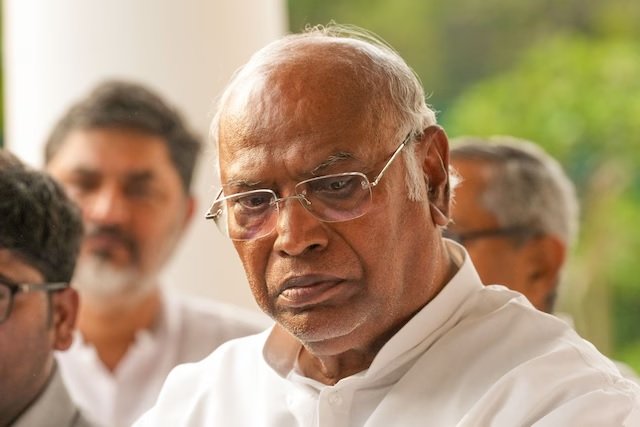 Mallikarjun Kharge : 'ભૂલથી NDA સરકાર બની', કોંગ્રેસ અધ્યક્ષ મલ્લિકાર્જુન ખડગેનો મોટો દાવો https://www.pravinews.com/world-news-in-gujarati/nda-government-under-pm-modi-formed-by-mistakes-wont-last-long-claim-congress-president-mallikarjun-kharge-12631