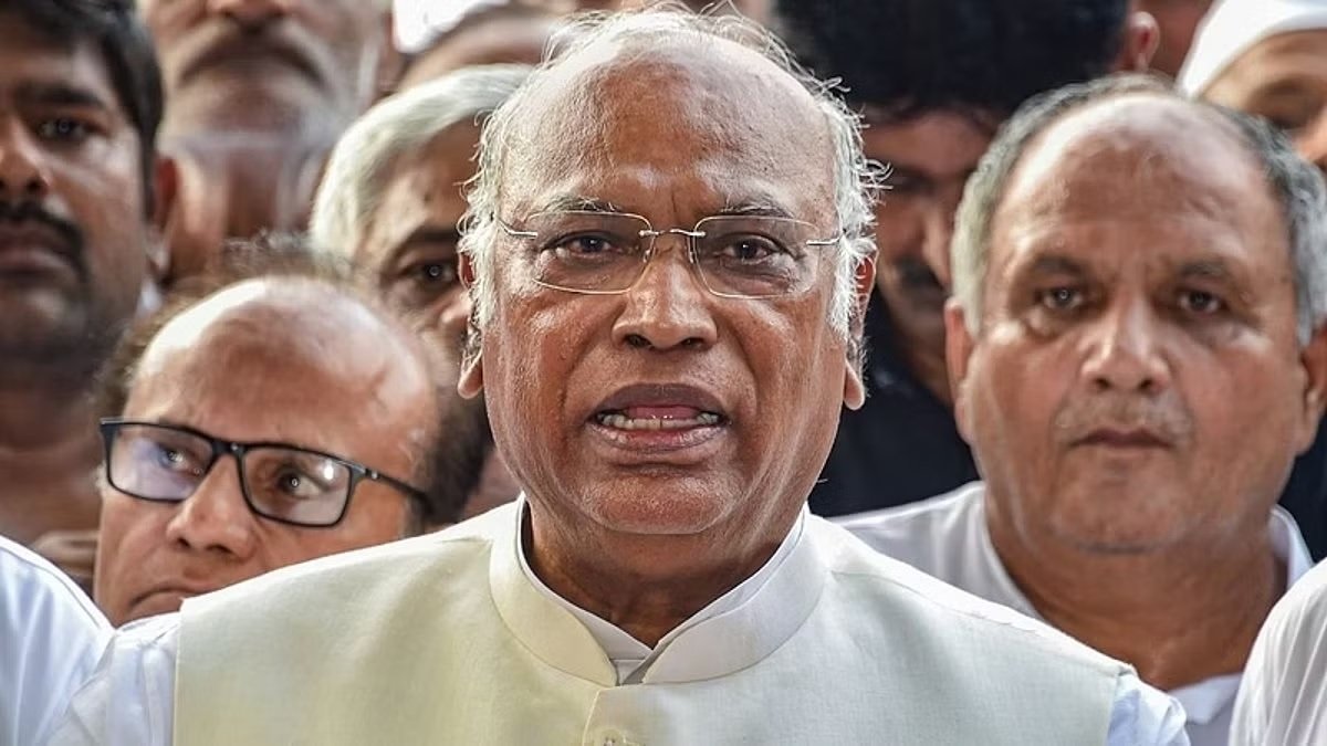 Mallikarjun Kharge : 'ભૂલથી NDA સરકાર બની', કોંગ્રેસ અધ્યક્ષ મલ્લિકાર્જુન ખડગેનો મોટો દાવો https://www.pravinews.com/world-news-in-gujarati/nda-government-under-pm-modi-formed-by-mistakes-wont-last-long-claim-congress-president-mallikarjun-kharge-12631