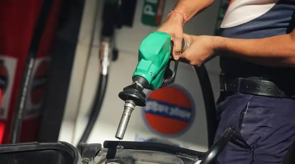 Petrol Diesel Price Today: આજે જાહેર થયા પેટ્રોલ અને ડીઝલના નવા ભાવ, ટાંકી ભરાવતા પહેલા જાણી લો શું છે ભાવ https://www.pravinews.com/business/petrol-diesel-price-today-20-june-2024-thursday-check-latest-fuel-price-in-your-cities-13676