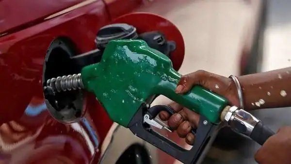 Petrol Diesel Price Today: પેટ્રોલ અને ડીઝલના ભાવમાં બોલ્યો મોટો કડાકો, જાણો તમારા શહેરના ભાવ https://www.pravinews.com/business/petrol-diesel-price-today-on-29-june-2024-saturday-check-latest-fuel-rates-16186