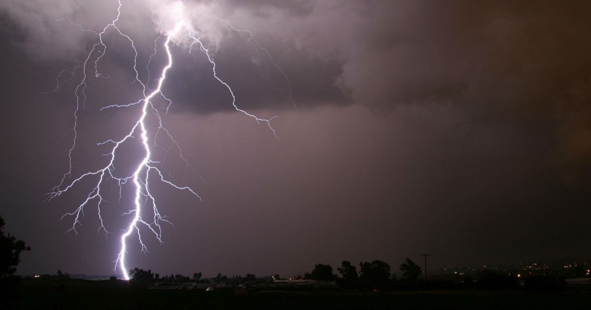 Sabarkantha Rain :વીજળીના કડાકા સાથે હિંમતનગર અને ઈડરમાં મેહરાજાની એન્ટ્રી https://www.pravinews.com/gujarat-news/sabarkantha-rain-arrival-of-rain-with-lightning-in-himmatnagar-and-eider-11567