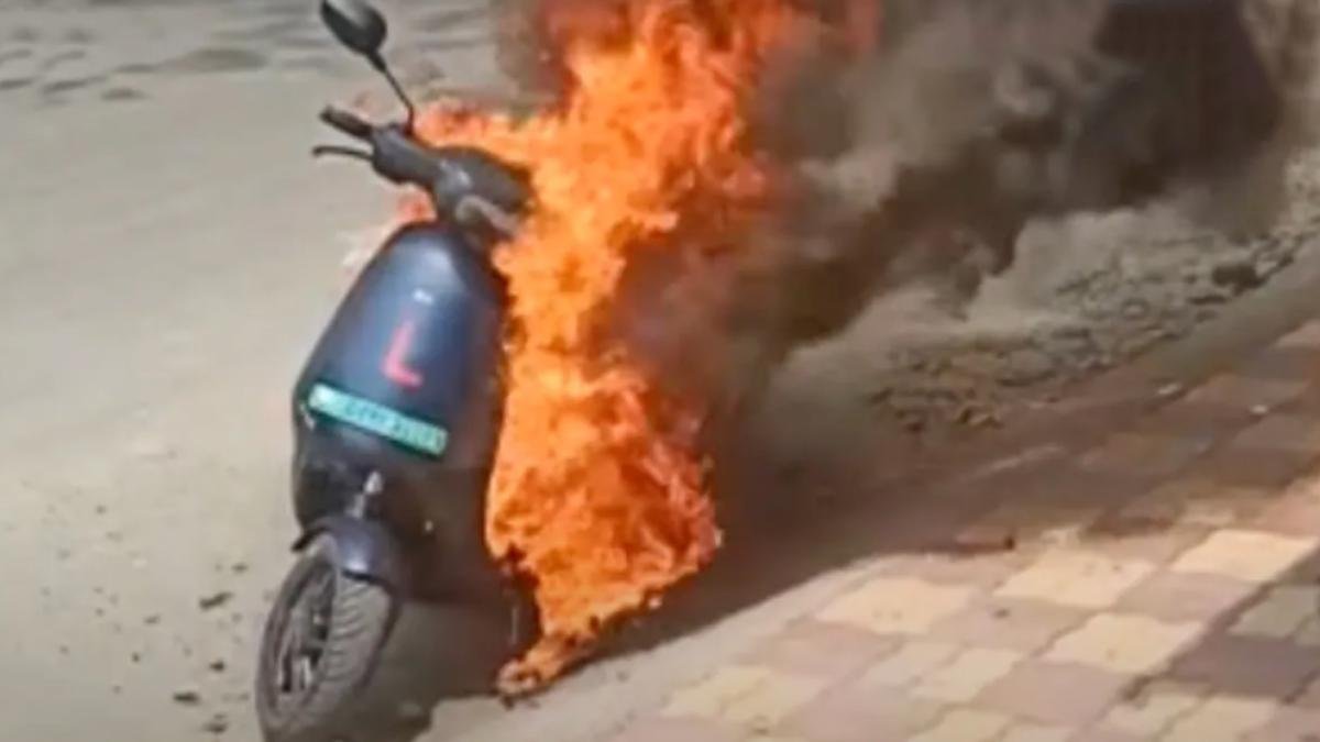 EV Bike Fire: આ કારણોથી ઈલેક્ટ્રિક બાઈક અને સ્કૂટરમાં લાગે છે આગ, તમે પણ જાણી લો https://www.pravinews.com/automobile/this-5-reasons-for-an-electric-bike-and-scooter-fire-13295