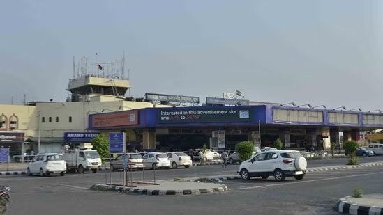 Vadodara Airport Bomb Threat : દિલ્હી અમદાવાદ પછી હવે મળી વડોદરા એરપોર્ટને ઉડવાની ધમકી, સુરક્ષા એજન્સીઓ એલર્ટ મોડ પર https://www.pravinews.com/gujarat-news/vadodara-airport-received-bomb-threat-email-security-heightened-13392