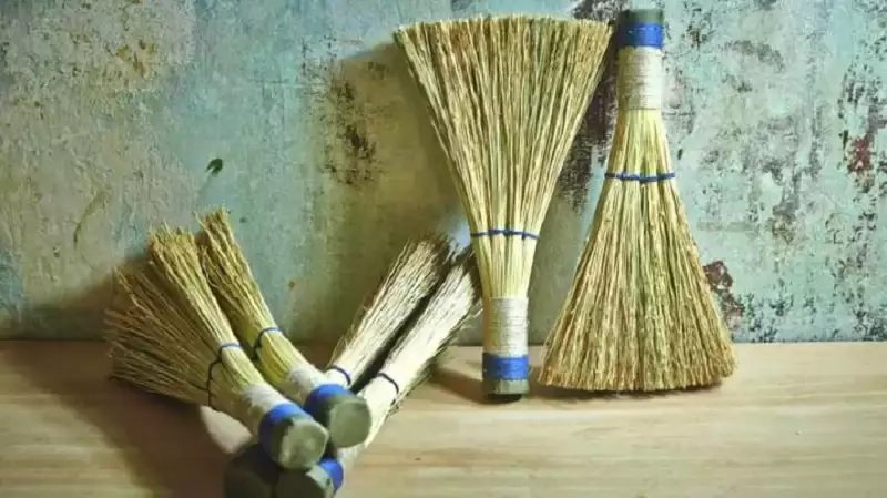 Vastu Tips for Broom: સાવરણી સાથે જોડાયેલી આ પાંચ ભૂલો જો કરશો તો નીકળી જાશે તમારો ધનોત પનોત https://www.pravinews.com/religion/vastu-tips-broom-remedies-for-wealth-and-money-15189