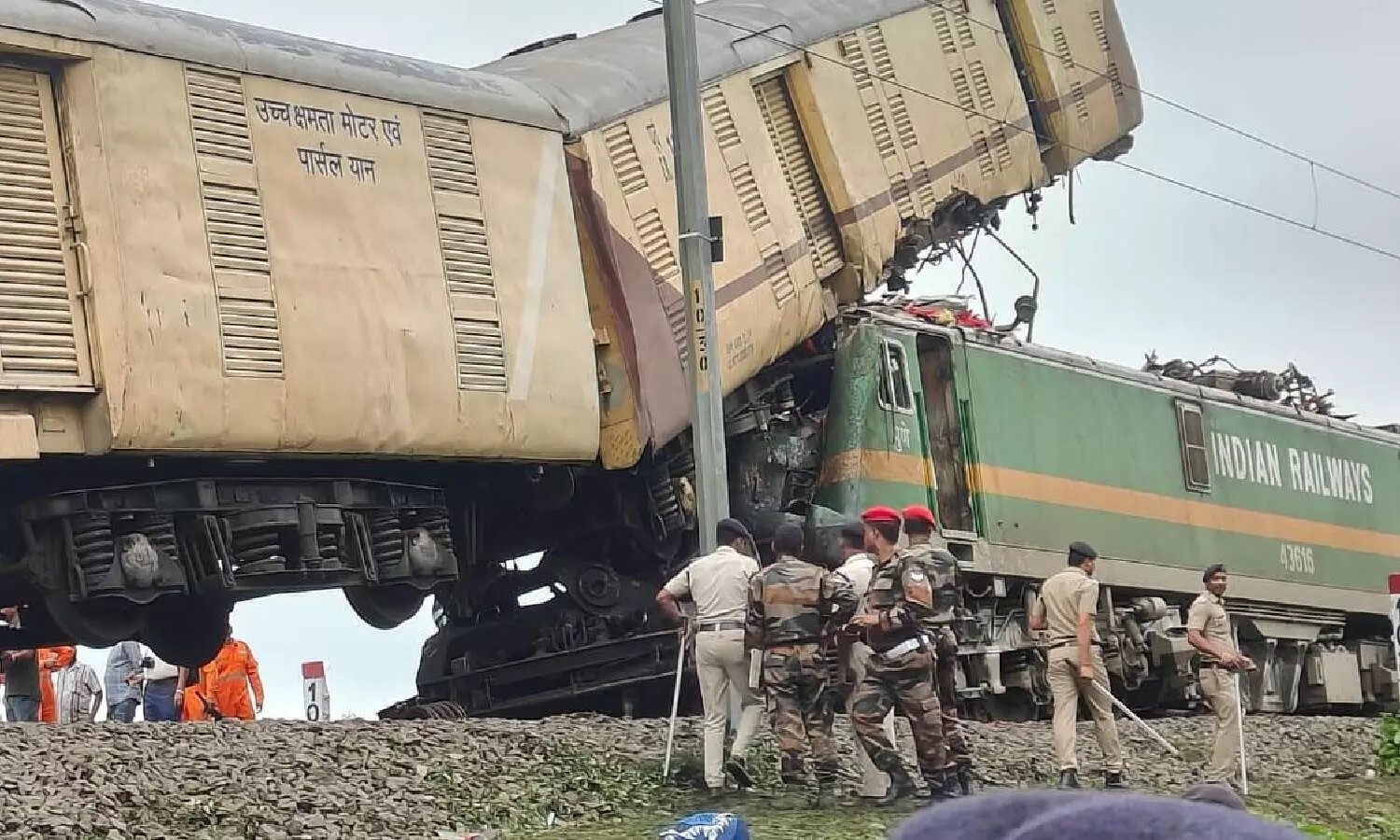 West Bengal Train Accident: ક્રૂની બેદરકારી બની જીવલેણ, સામે આવ્યું ટ્રેન દુર્ઘટનાનું મોટું કારણ https://www.pravinews.com/world-news-in-gujarati/west-bengal-train-accident-probe-blames-goods-train-crew-jalpaiguri-division-operating-department-13825