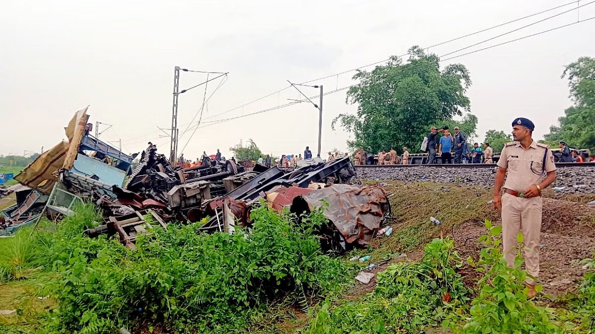 West Bengal Train Accident: ક્રૂની બેદરકારી બની જીવલેણ, સામે આવ્યું ટ્રેન દુર્ઘટનાનું મોટું કારણ https://www.pravinews.com/world-news-in-gujarati/west-bengal-train-accident-probe-blames-goods-train-crew-jalpaiguri-division-operating-department-13825