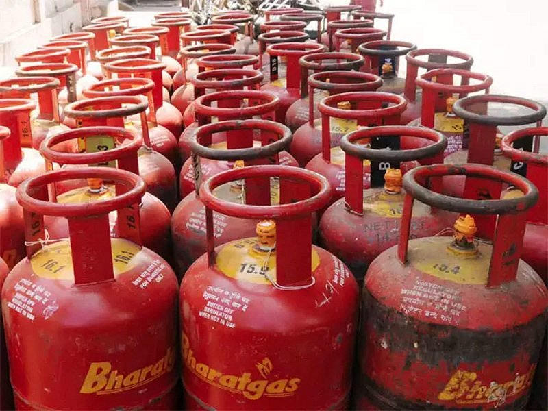 Gas Cylinder : સિલિન્ડરમાંથી ગેસ લીક ​​થાય છે, તો તરત જ કરો આ કામ, નહીંતર મોટી દુર્ઘટના થઈ શકે છે. https://www.pravinews.com/food/what-to-do-if-gas-leaks-from-the-cylinder-follow-these-steps-14247