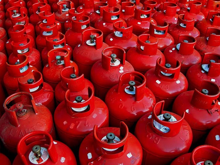 Gas Cylinder : સિલિન્ડરમાંથી ગેસ લીક ​​થાય છે, તો તરત જ કરો આ કામ, નહીંતર મોટી દુર્ઘટના થઈ શકે છે. https://www.pravinews.com/food/what-to-do-if-gas-leaks-from-the-cylinder-follow-these-steps-14247