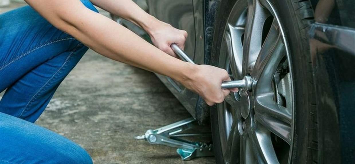 Car Easy Tips : આ ટિપ્સ ફોલો કરીને મહિલાઓ પણ બદલી શકે છે કારના ટાયર, જાણો ટિપ્સ અને ટ્રીકસ https://www.pravinews.com/automobile/women-change-car-tires-with-these-5-easy-tips-and-tricks-work-will-be-done-in-just-10-minutes-14121