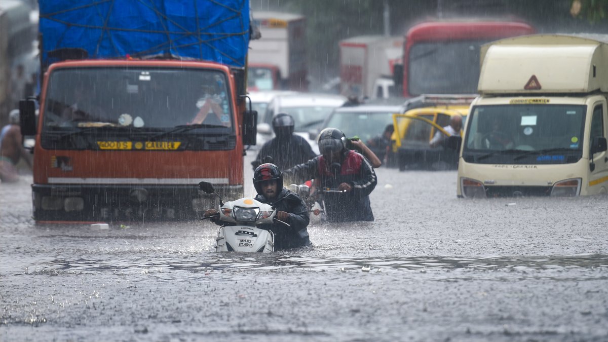 UP Monsoon Update: આ જિલ્લાઓમાં આજે ભારે વરસાદ પડવાની આગાહી https://www.pravinews.com/world-news-in-gujarati/imd-heavy-rain-alert-in-these-districts-of-up-today-23680