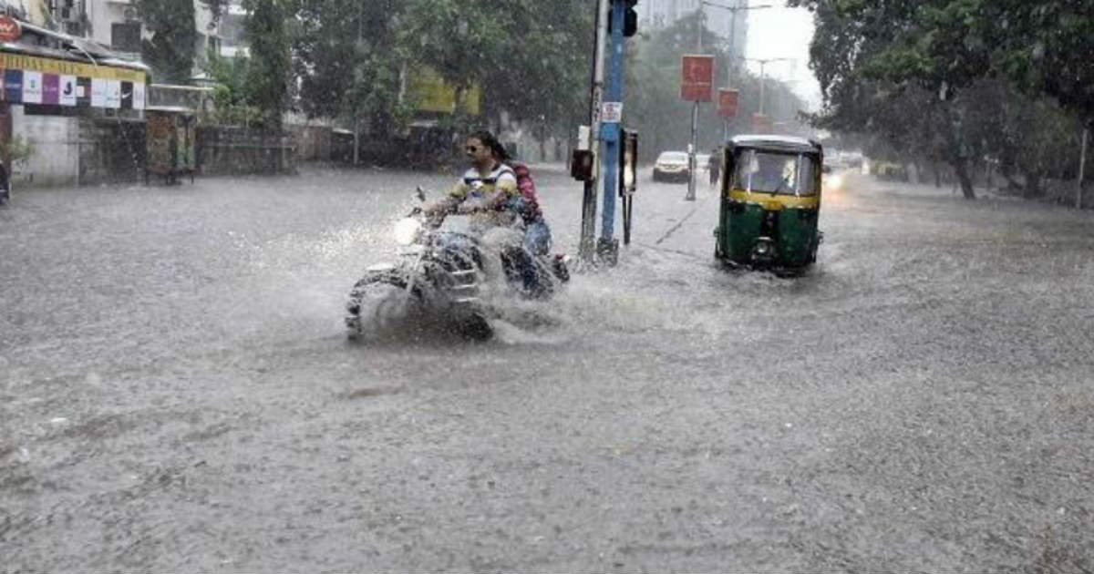 Rain Fall in Jungadh : ગુજરાતના આ જિલ્લામાં નોંધાયો રેકોર્ડ વરસાદ, શાળાઓ જાહેર કરાઈ રજા https://www.pravinews.com/gujarat-news/record-rainfall-in-junagadh-district-holiday-declared-in-school-on-tuesday-16781