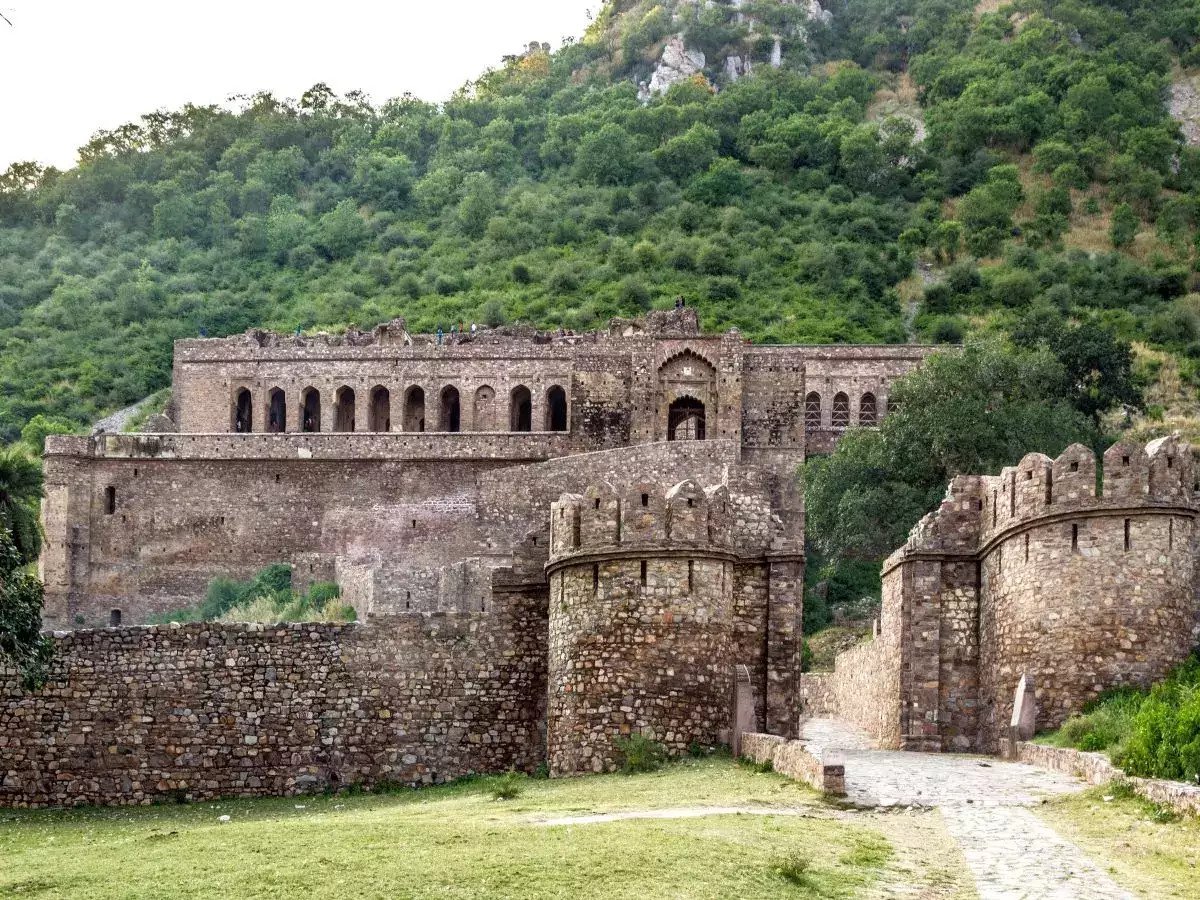 Bhangarh Fort: ભાનગઢ કિલ્લો એક સાધુના શ્રાપને કારણે નાશ પામ્યો હતો, આજે તે વિશ્વભરમાં પ્રવાસન સ્થળ બની ગયો છે. https://www.pravinews.com/travel-news/bhangarh-bhangarh-fort-was-destroyed-due-to-a-monks-curse-today-it-has-become-a-worldwide-tourist-destination-17082