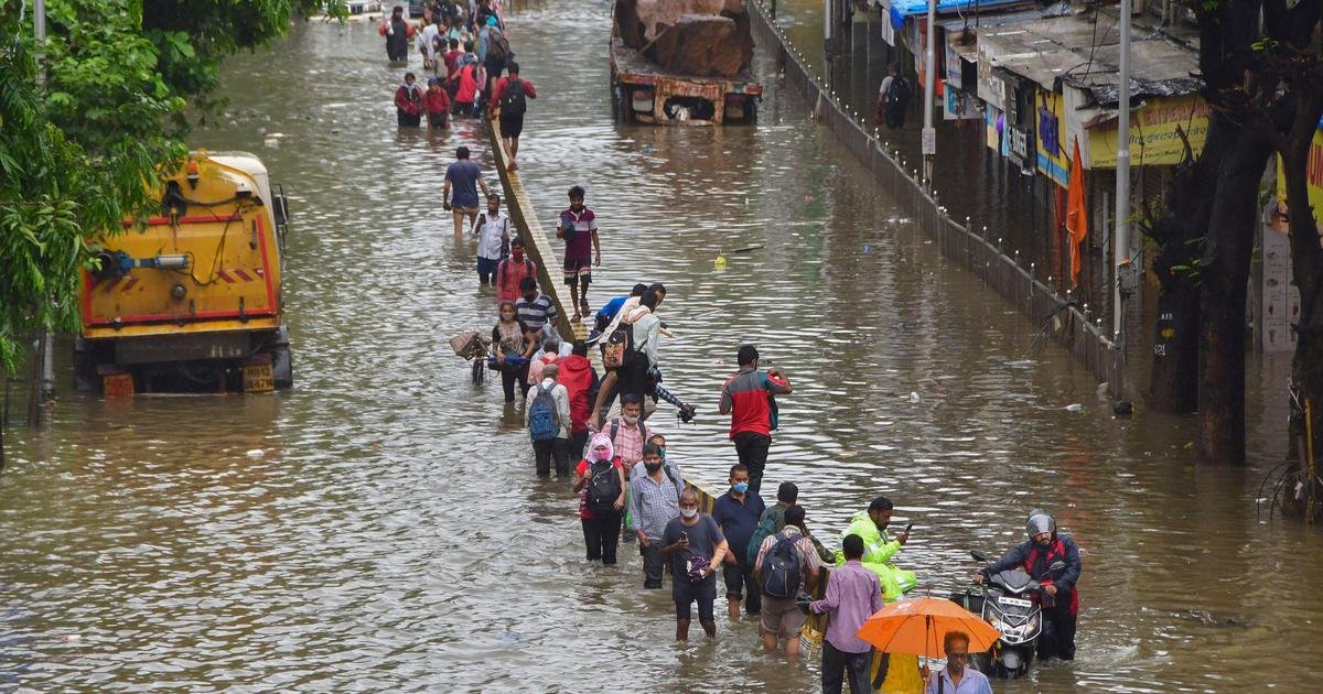 Mumbai Weather: મુંબઈ થયું રેલમછેલ! છ કલાકમાં 300 મીમી વરસાદ https://www.pravinews.com/world-news-in-gujarati/mumbai-heavy-rain-fell-in-different-part-of-mumbai-water-filled-on-road-train-also-affect-18130