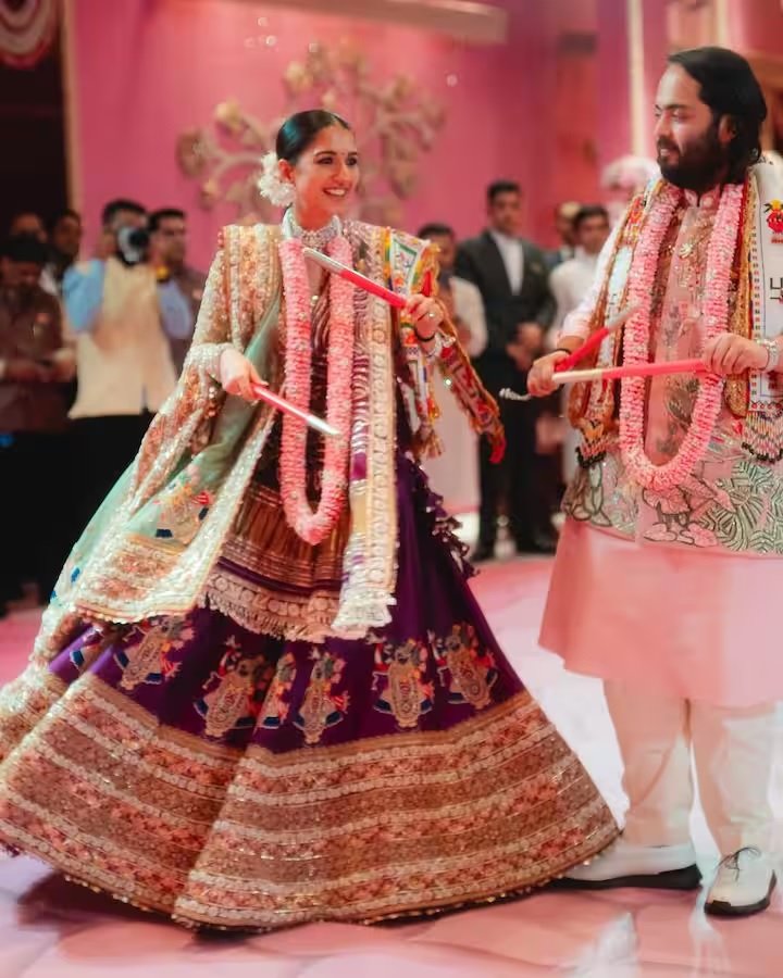 Anant Ambani Wedding: લગ્ન પહેલા સામે આવી અનંત-રાધિકાની ફોટોઝ, દેખાયા ક્યારેક દાંડિયા રમતા https://www.pravinews.com/world-news-in-gujarati/celebrities-anant-ambani-radhika-merchant-wedding-couple-pre-wedding-inside-pics-see-here-18898