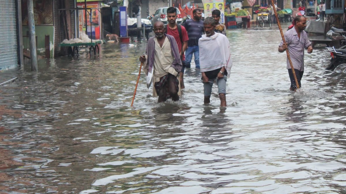 Gujarat Rains: નવસારીમાં ભારે વરસાદથી જળબંબાકાર, પૂર્ણા નદીએ ભયજનક સપાટી વટાવી https://www.pravinews.com/gujarat-news/purna-river-flows-above-danger-mark-more-than-2500-evacuated-amid-heavy-rains-in-south-gujarat-2-24301