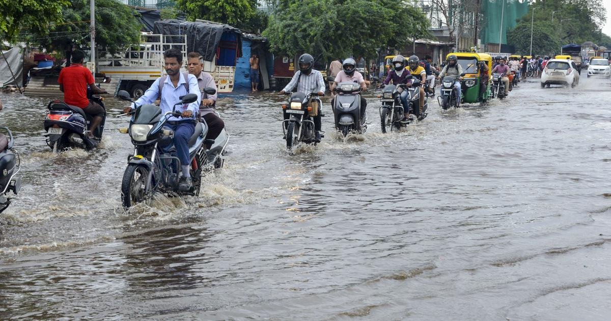 Gujarat Rains: નવસારીમાં ભારે વરસાદથી જળબંબાકાર, પૂર્ણા નદીએ ભયજનક સપાટી વટાવી https://www.pravinews.com/gujarat-news/purna-river-flows-above-danger-mark-more-than-2500-evacuated-amid-heavy-rains-in-south-gujarat-2-24301