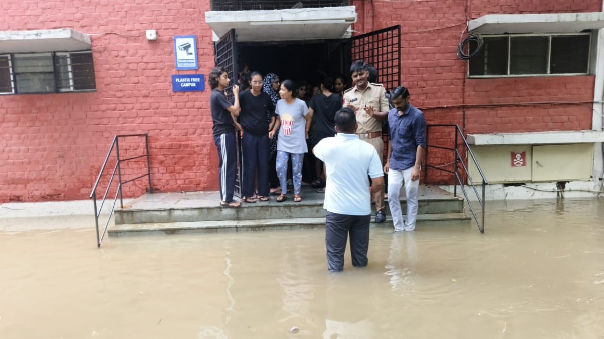 Gujarat Rain: ગુજરાતમાં વરસાદે હાહાકાર મચાવ્યો, આ જિલ્લાઓમાં આજે રેડ એલર્ટ, 65 KMની ઝડપે પવન ફૂંકાશે https://www.pravinews.com/gujarat-news/gujarat-weather-update-today-29-august-imd-red-alert-for-heavy-rain-flood-vadodara-saurashtra-kachchh-rains-32069