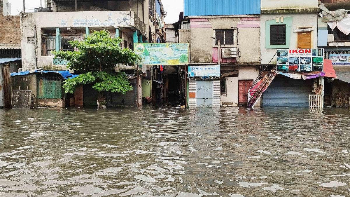 Gujarat Rain: ગુજરાતમાં વરસાદ અને પૂરના કારણે તબાહી, આજે 11 જિલ્લામાં ફરી રેડ એલર્ટ https://www.pravinews.com/gujarat-news/gujarat-rain-and-floods-wreak-havoc-in-many-cities-29-people-dead-so-far-red-alert-again-in-11-districts-today-31970