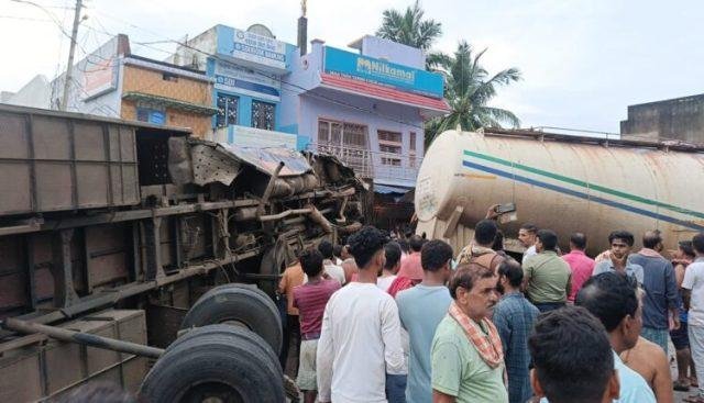 Ganjam Road Accident: ઓડિશાના ગંજમમાં ઓઇલ ટેન્કર અને બસ વચ્ચે ભયાનક અકસ્માત, ચાર લોકોના મોત https://www.pravinews.com/world-news-in-gujarati/road-accident-in-ganjam-of-odisha-oil-tanker-collides-with-passenger-bus-4-people-killed-many-injured-31234