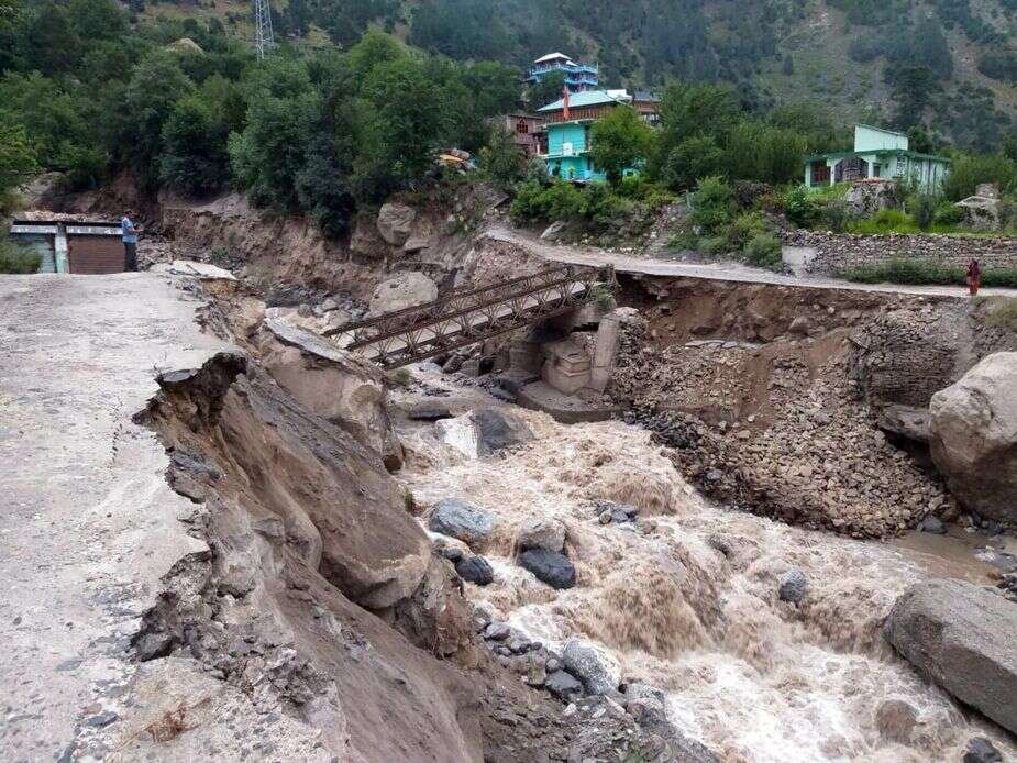 Cloud Burst in Himachal : હિમાચલ પ્રદેશના દમરાલીમાં વાદળ ફાટ્યું, અનેક વિસ્તારોમાં પૂર આવ્યું https://www.pravinews.com/world-news-in-gujarati/cloud-burst-and-floods-in-many-areas-in-damrali-himachal-pradesh-30156