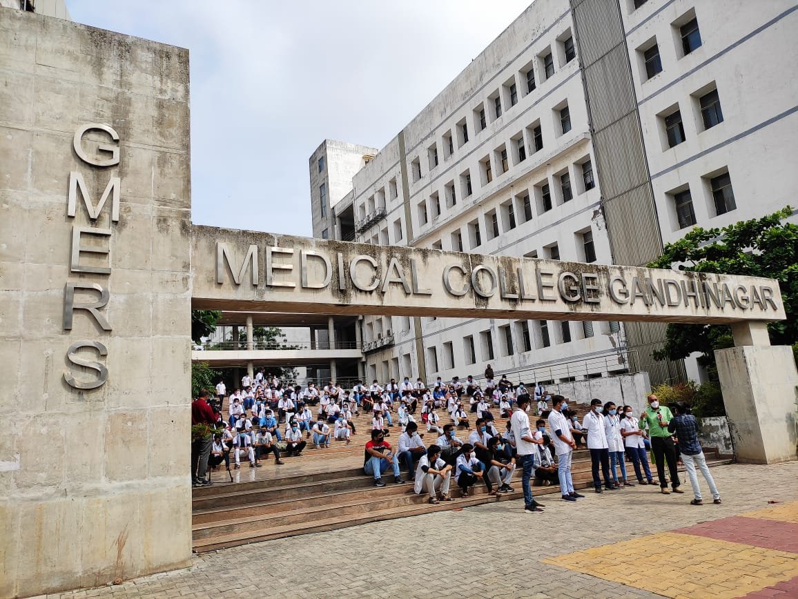 Gujarat Medical College Circular: ગાંધીનગર મેડિકલ કોલેજનો વિચિત્ર ફરમાન, ડીનના આદેશથી ડૉક્ટર આશ્ચર્યચકિત https://www.pravinews.com/gujarat-news/gandhinagar-medical-college-dean-issued-strange-order-for-lady-doctors-to-keep-yourself-protected-at-late-night-30130