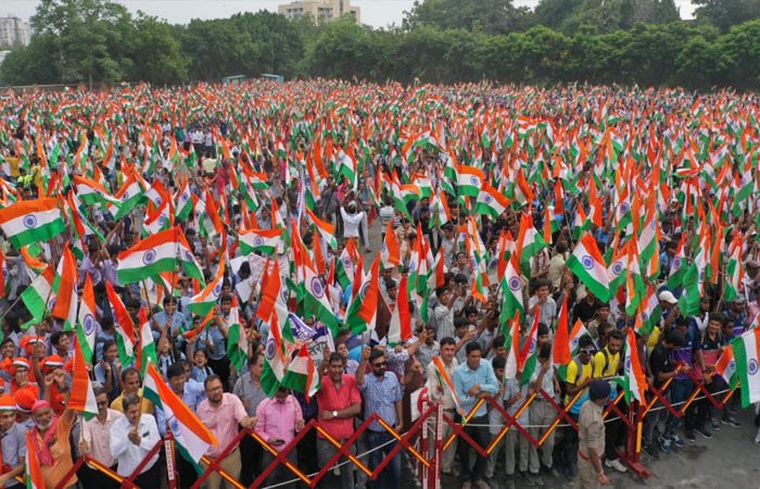 Tiranga Yatra 2024 : આઝાદી પર્વ નિમિતે રંગીલા રાજકોટ માં યોજાઈ તિરંગા યાત્રા, રેલીમાં જોડણી ભારે જન મેદની https://www.pravinews.com/gujarat-news/huge-crowd-gathered-in-the-tiranga-yatra-of-rajkot-28580