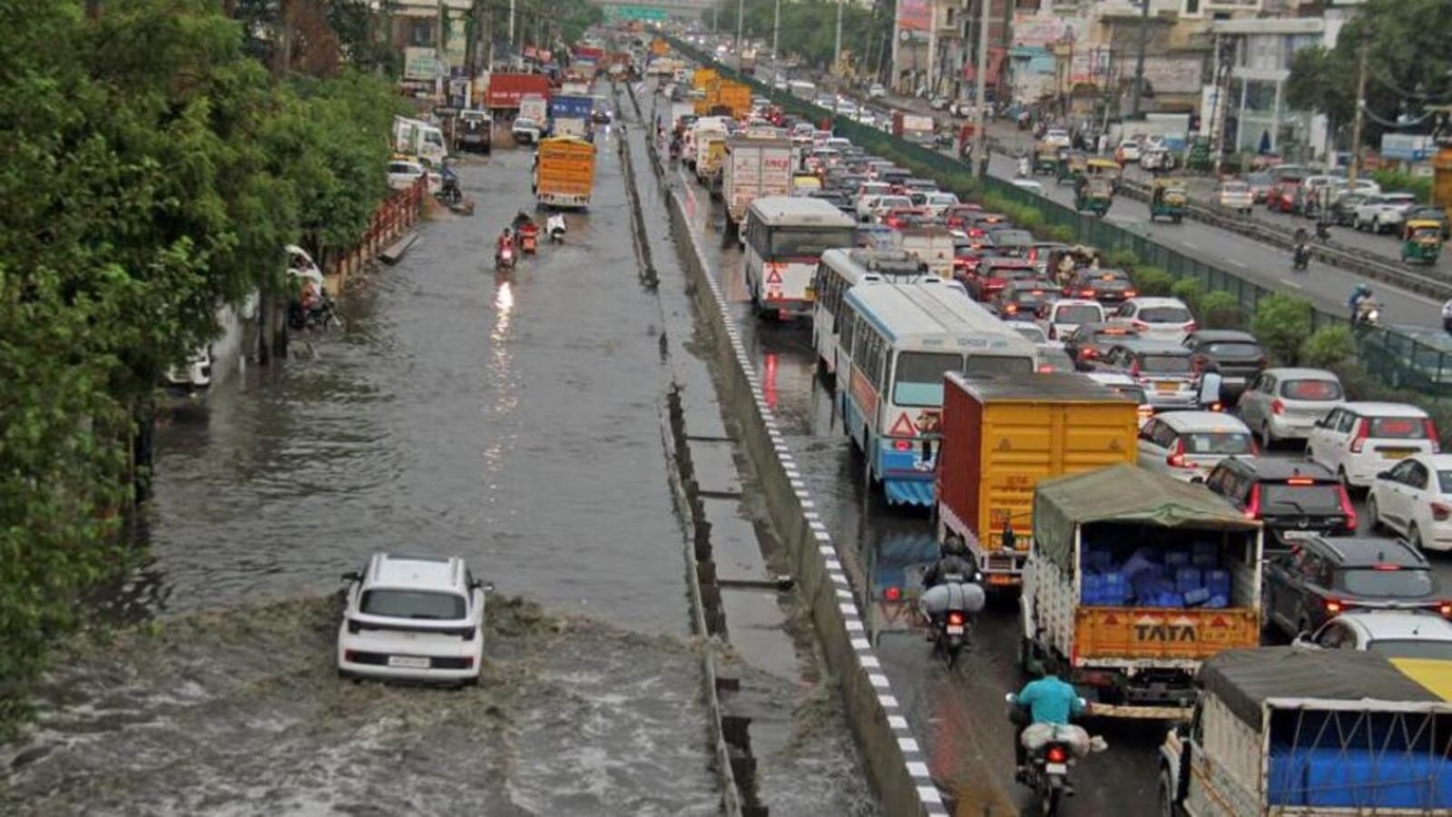 Auto : વરસાદ પછી ટ્રાફિક જામ કેમ થાય છે? https://www.pravinews.com/automobile/why-does-traffic-jam-occur-after-rain-causes-and-solutions-explained-32638