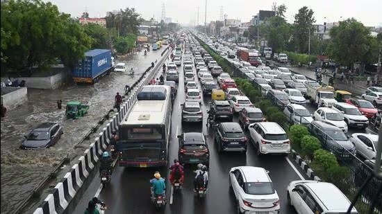 Auto : વરસાદ પછી ટ્રાફિક જામ કેમ થાય છે? https://www.pravinews.com/automobile/why-does-traffic-jam-occur-after-rain-causes-and-solutions-explained-32638