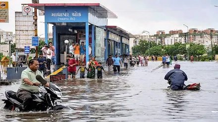 છત્રી અને રેઇનકોટ કાઢીને પાછા રહેજો તૈયાર, અંબાલાલ પટેલની ભારે વરસાદની આગાહી https://www.pravinews.com/gujarat-news/threat-of-another-big-rain-disaster-on-gujarat-know-the-latest-forecast-of-meteorological-department-34287